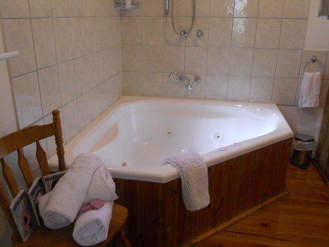 Astley Cottage - E Caravan Parks 1