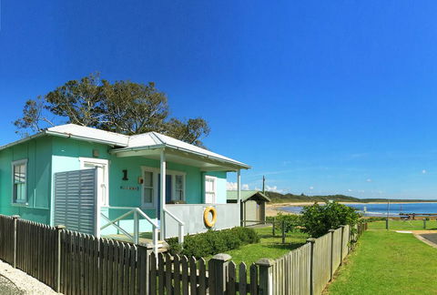 Aurora Beachfront Cottage - E Caravan Parks 0