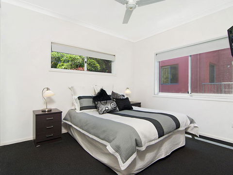 Avalon 3 - Views To Die For - Across The Road From Convent Beach - E Caravan Parks 1