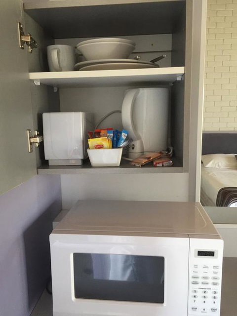 Bakery Park Motor Inn - E Caravan Parks 1