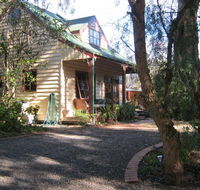 Ballarat cottages incorporating yarrowee cottage and Admirals cottage - E Caravan Parks