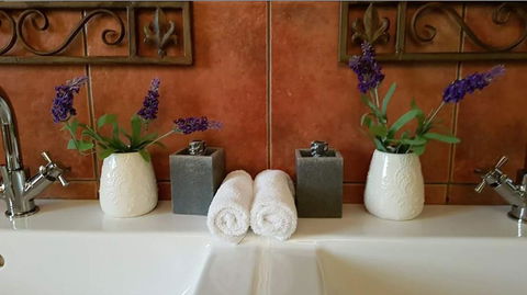 Barossa Glen - Henri's Cottage - Bed & Breakfast - E Caravan Parks 2