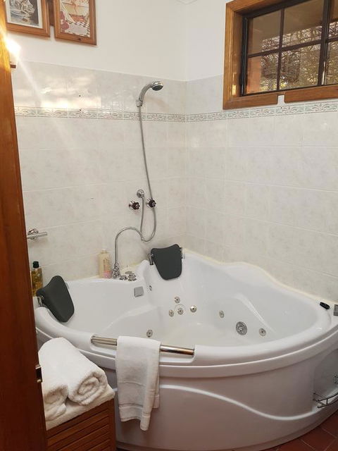 Barossa Glen - Henri's Cottage - Bed & Breakfast - E Caravan Parks 3