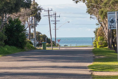 Bay Beach Beauty - E Caravan Parks 0