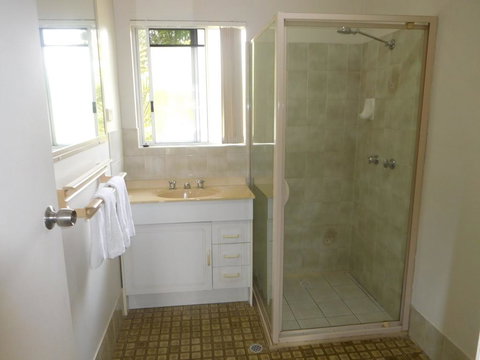 Bayshores Apartment Hervey Bay - E Caravan Parks 3