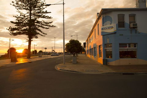 Beach Hotel - E Caravan Parks 0