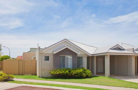 Beach Resort Chalet - E Caravan Parks 1