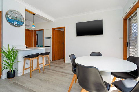 Beachcomer, Unit 2 - The Entrance, NSW - E Caravan Parks 2