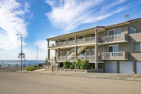 Beachcomer, Unit 2 - The Entrance, NSW - E Caravan Parks 0