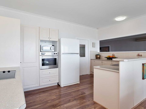 Beached Inn' 93 Foreshore Drive - Spacious Beach Front House - E Caravan Parks 2