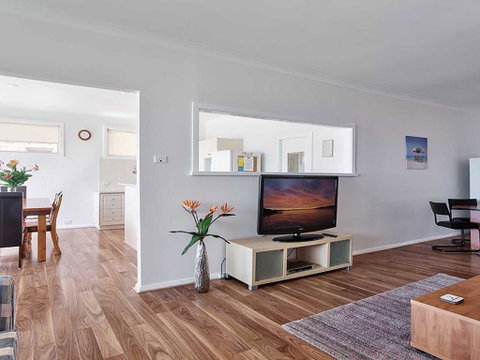 Beached Inn' 93 Foreshore Drive - Spacious Beach Front House - E Caravan Parks 3