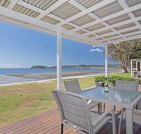 Beached Inn' 93 Foreshore Drive - Spacious beach front house - E Caravan Parks