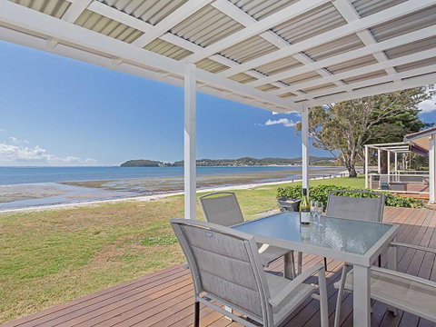 Beached Inn' 93 Foreshore Drive - Spacious Beach Front House - E Caravan Parks 0