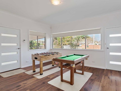 Beached Inn' 93 Foreshore Drive - Spacious Beach Front House - E Caravan Parks 1