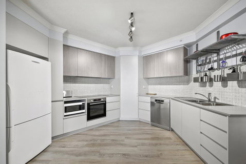 Beachfront Luxury 3 Bedroom In The Heart Of Surfers Paradise - Ocean Views Plus Indoor/outdoor Pool - E Caravan Parks 1