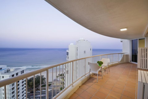 Beachfront Luxury 3 Bedroom In The Heart Of Surfers Paradise - Ocean Views Plus Indoor/outdoor Pool - E Caravan Parks 2