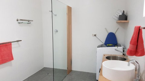 Red Ochre - Large Apartment With Private Courtyard - E Caravan Parks 3
