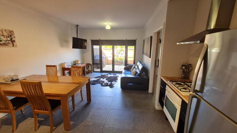 Red Ochre - Large Apartment With Private Courtyard - E Caravan Parks 1