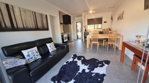 Red Ochre - Large Apartment With Private Courtyard - E Caravan Parks 0