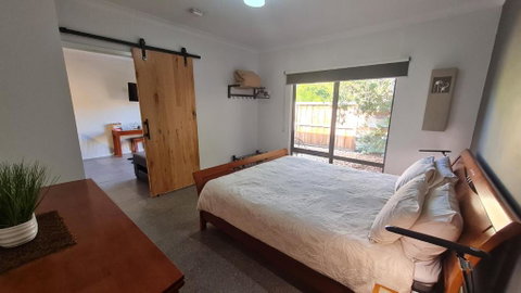 Red Ochre - Large Apartment With Private Courtyard - E Caravan Parks 2