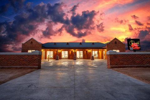 Red Waratah Accommodation - E Caravan Parks 1