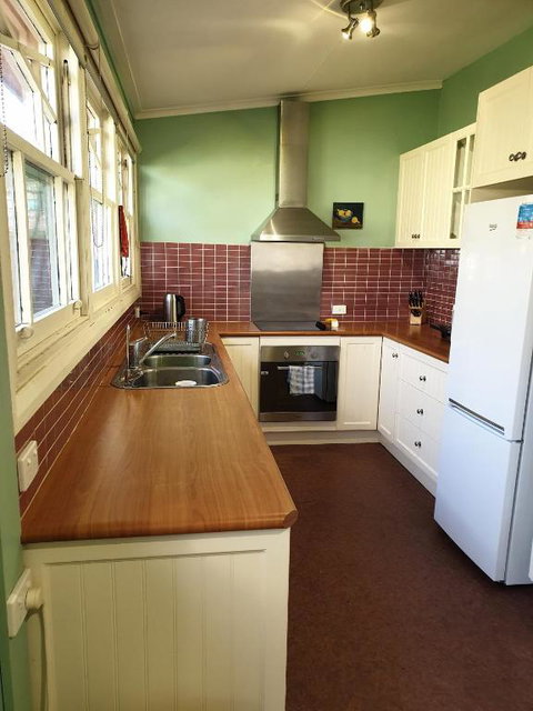 Redruth - 2 Bedroom Cottage Situated In Wandiligong - E Caravan Parks 3