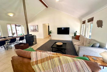 Redtail House - Carlotta with E Caravan Parks