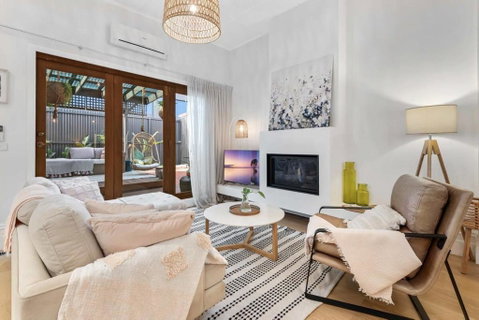 Refined 2-Bed House With A Charming Courtyard - E Caravan Parks 0