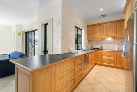 Relax On Charles St - 4A Charles Street Port Elliot - BYO Linen - E Caravan Parks 3