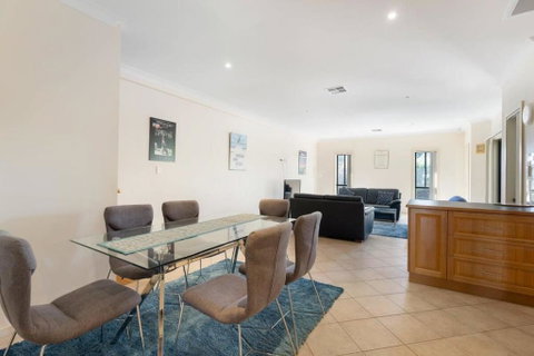 Relax On Charles St - 4A Charles Street Port Elliot - BYO Linen - E Caravan Parks 2