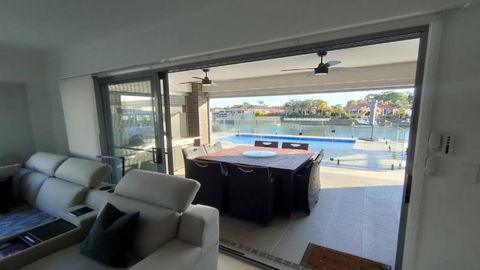 Relax Poolside By The Canal - E Caravan Parks 0