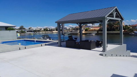 Relax Poolside By The Canal - E Caravan Parks 1