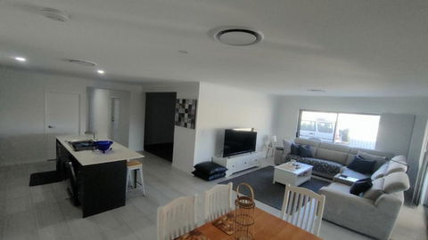 Relax Poolside By The Canal - E Caravan Parks 3