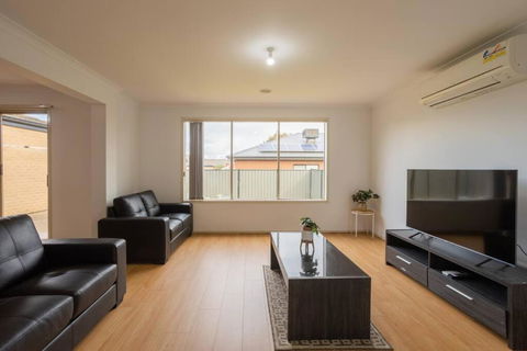 Relaxing Family Home In The Heart Of Tarneit - E Caravan Parks 0