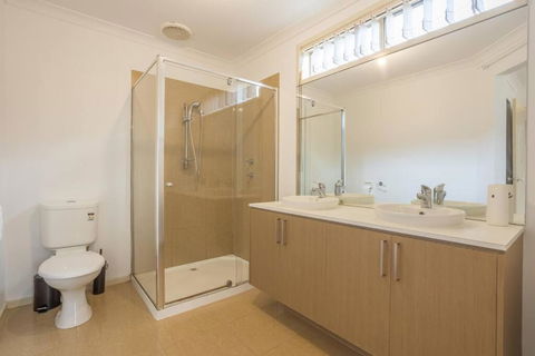 Relaxing Family Home In The Heart Of Tarneit - E Caravan Parks 1