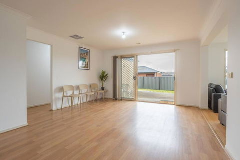 Relaxing Family Home In The Heart Of Tarneit - E Caravan Parks 2