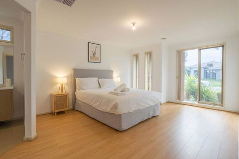 Relaxing Family Home In The Heart Of Tarneit - E Caravan Parks 3