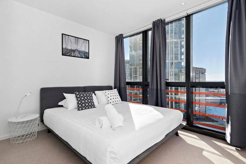 Resort-style Docklands Riverview Stay With Parking - E Caravan Parks 1