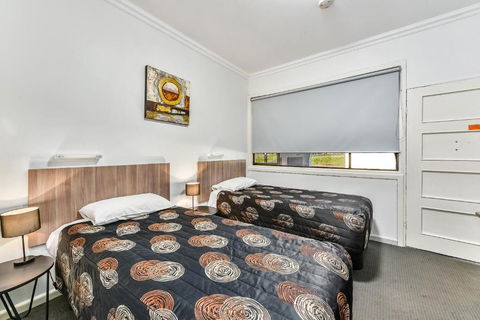 Rest Motels - E Caravan Parks 0