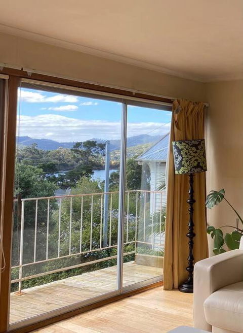 Retro Apartment Cornelian Bay - Water Views - E Caravan Parks 2