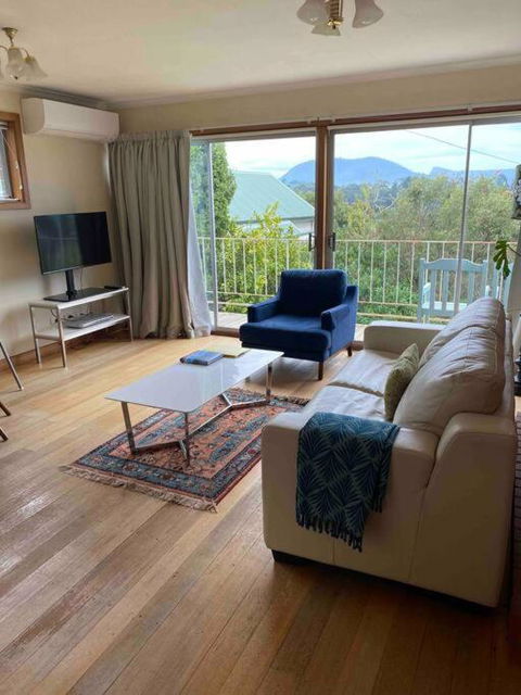 Retro Apartment Cornelian Bay - Water Views - E Caravan Parks 1