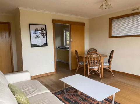 Retro Apartment Cornelian Bay - Water Views - E Caravan Parks 3