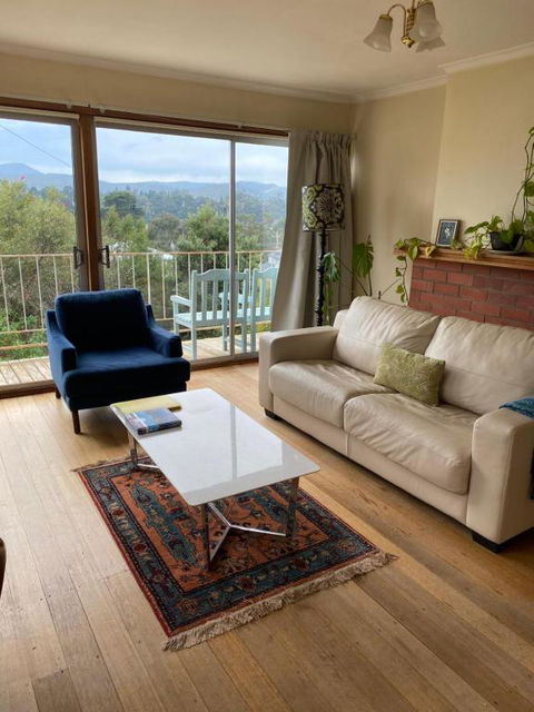 Retro Apartment Cornelian Bay - Water Views - E Caravan Parks 0