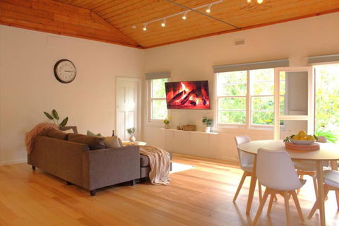 River Lea Cottage - E Caravan Parks 1