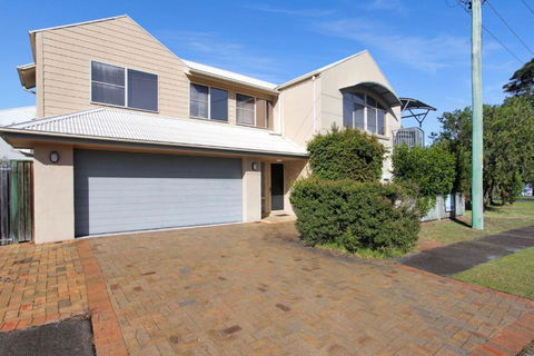 Riverside Views Hawks Nest - E Caravan Parks 0