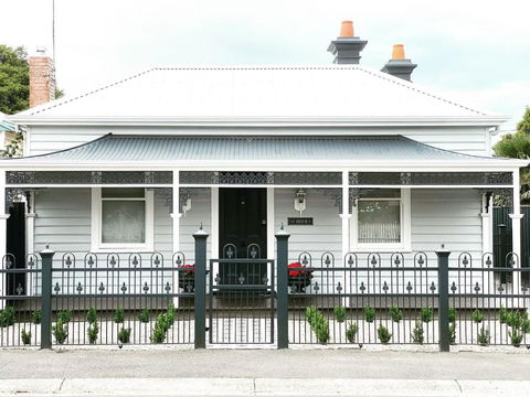 Saint Brides - Superior Boutique Accomodation - STEPS TO PAKINGTON STREET - E Caravan Parks 0