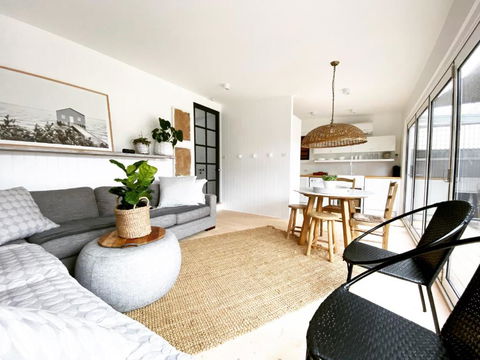 Saint Brides - Superior Boutique Accomodation - STEPS TO PAKINGTON STREET - E Caravan Parks 2