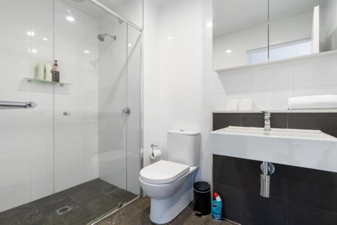 Roomy 2BR 2BA City-Centre Apt - E Caravan Parks 3