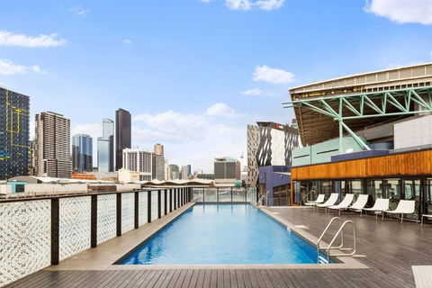 Rooftop Pool 2BR Apt At Marvel Stadium With Free Parking - E Caravan Parks 3
