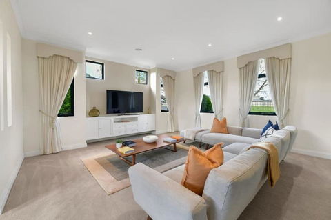Roselawn Retreat - Pool, Incredible Views, Sleeps 8 - E Caravan Parks 1